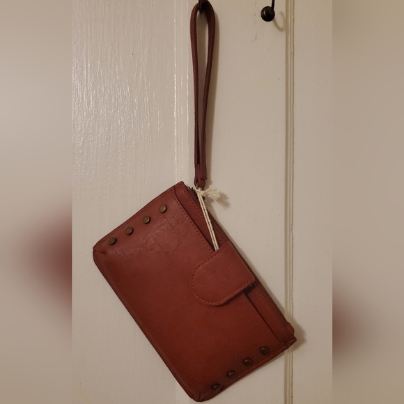 Gorgeous New with tags Universal Thread - Wristlet❌ - Picture 2 of 11